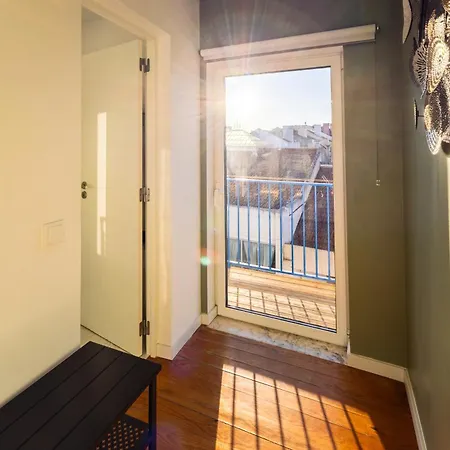 Апартаменти Sunny 2 Bedroom Balcony & Rooftop Views Лісабон