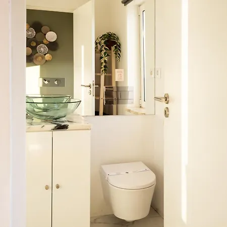 Sunny 2 Bedroom Balcony & Rooftop Views * Lisbon