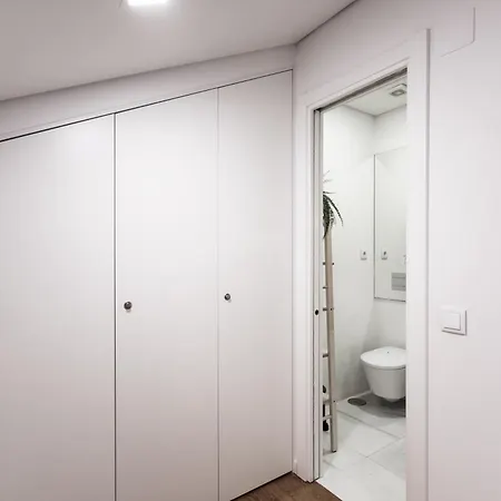 Sunny 2 Bedroom Balcony & Rooftop Views Lisbon