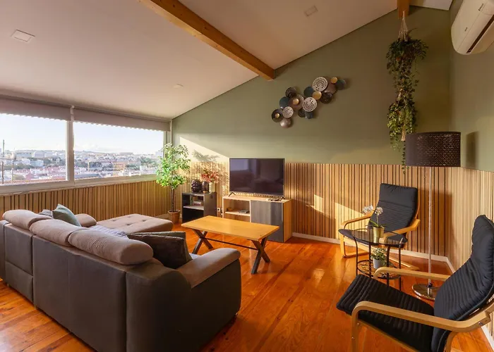 Sunny 2 Bedroom Balcony & Rooftop Views