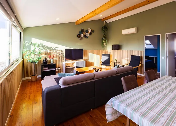 Sunny 2 Bedroom Balcony & Rooftop Views Apartment *