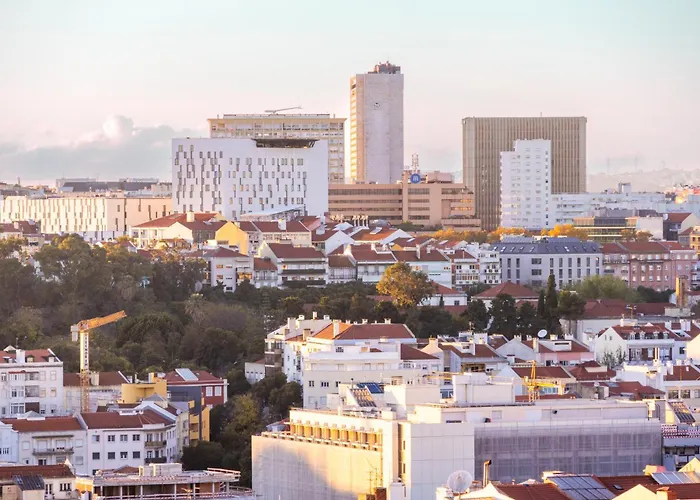 Sunny 2 Bedroom Balcony & Rooftop Views Apartment *