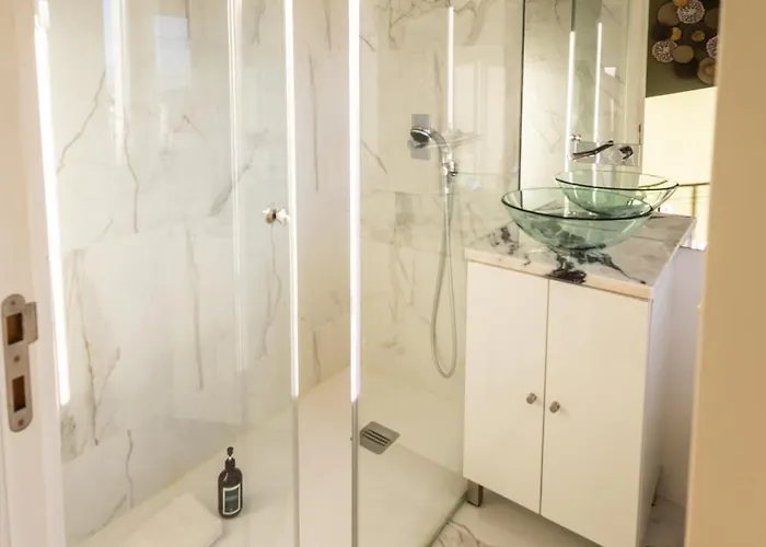 Sunny 2 Bedroom Balcony & Rooftop Views Apartment *