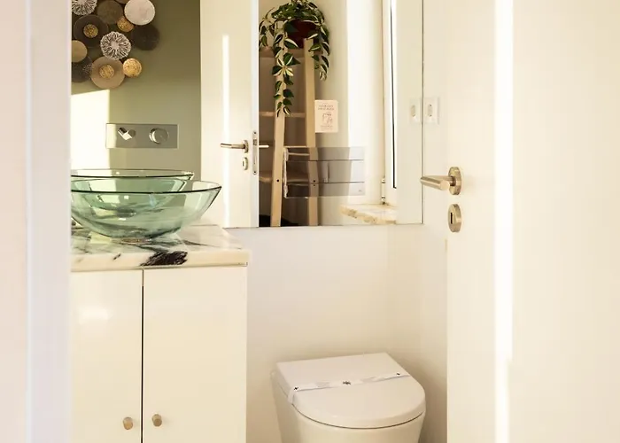 Sunny 2 Bedroom Balcony & Rooftop Views * Lisbon