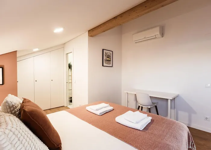 Sunny 2 Bedroom Balcony & Rooftop Views *