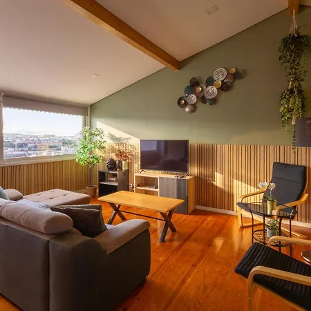 Sunny 2 Bedroom Balcony & Rooftop Views