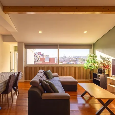 Sunny 2 Bedroom Balcony & Rooftop Views Daire *