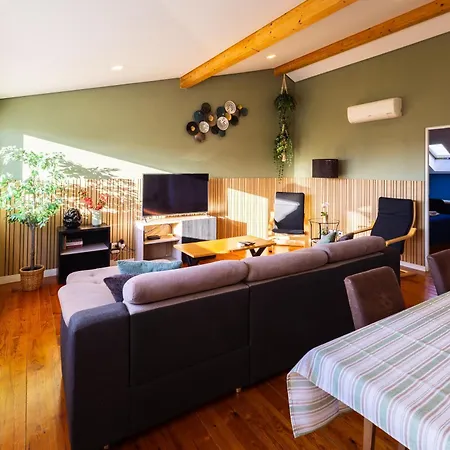 Sunny 2 Bedroom Balcony & Rooftop Views شقة *