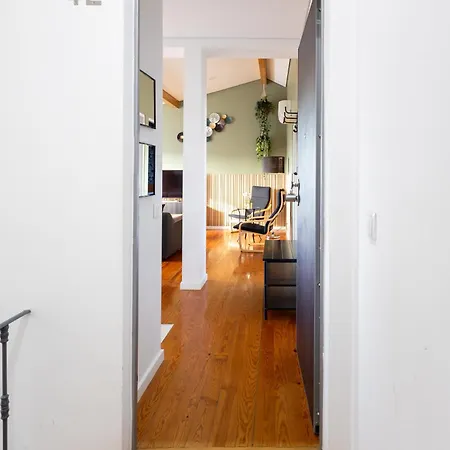 Sunny 2 Bedroom Balcony & Rooftop Views Apartamento Lisboa