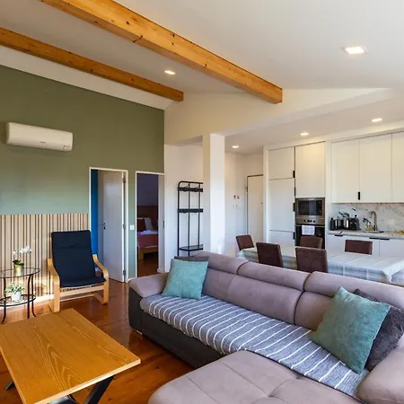 Sunny 2 Bedroom Balcony & Rooftop Views Apartamento Lisboa