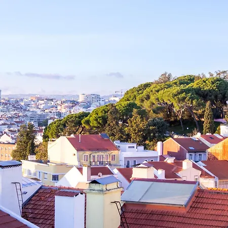 Sunny 2 Bedroom Balcony & Rooftop Views Apartamento Lisboa