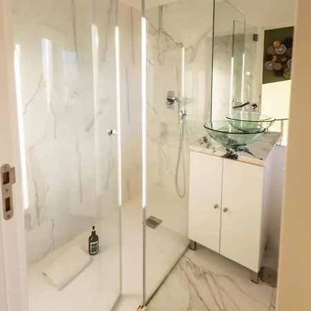 Sunny 2 Bedroom Balcony & Rooftop Views Apartamento *