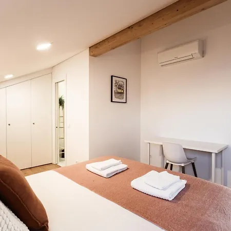 Sunny 2 Bedroom Balcony & Rooftop Views *