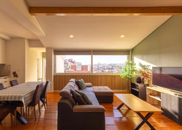 Sunny 2 Bedroom Balcony & Rooftop Views شقة *