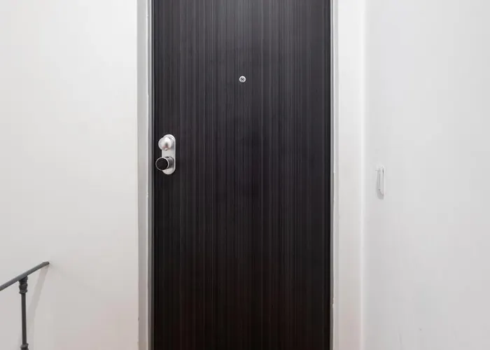 Sunny 2 Bedroom Balcony & Rooftop Views *