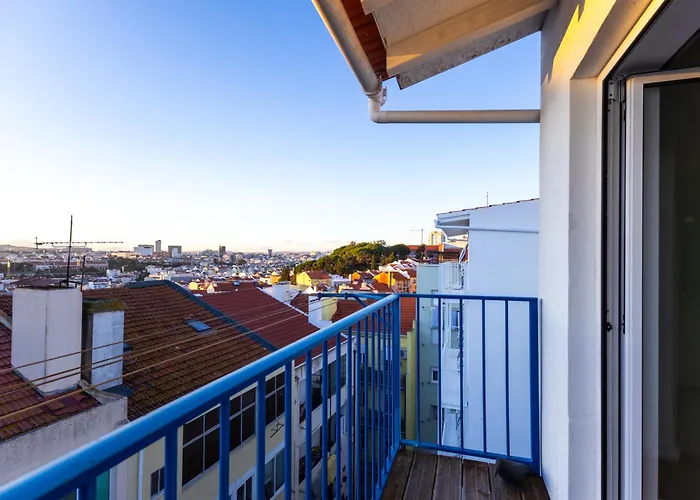 Sunny 2 Bedroom Balcony & Rooftop Views Appartement Lisboa