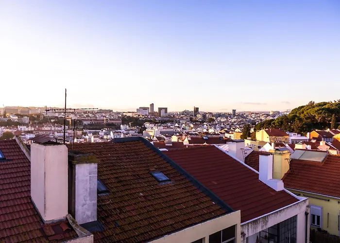 Sunny 2 Bedroom Balcony & Rooftop Views