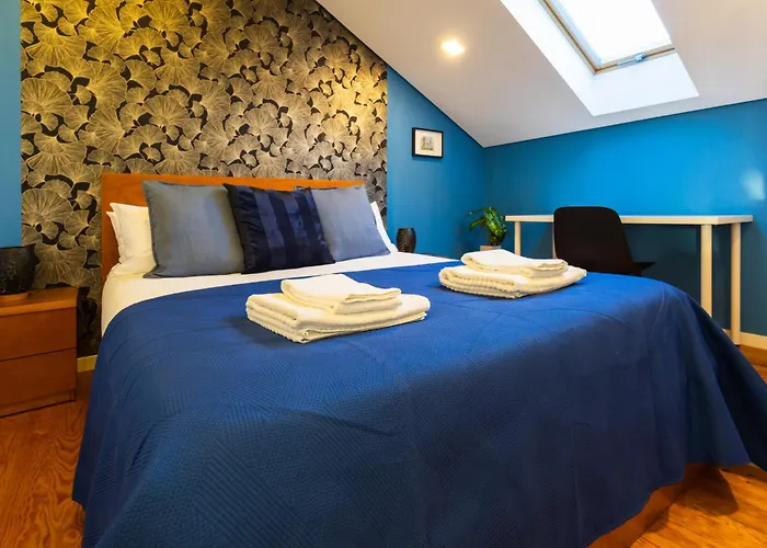 Sunny 2 Bedroom Balcony & Rooftop Views Appartement