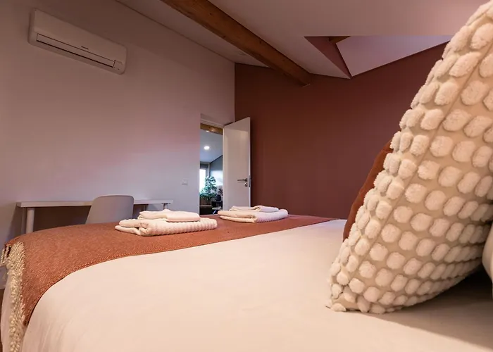 Sunny 2 Bedroom Balcony & Rooftop Views شقة