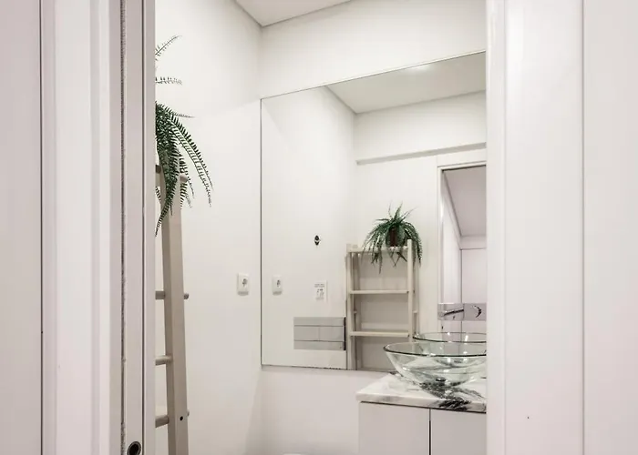 Sunny 2 Bedroom Balcony & Rooftop Views Appartement Lisboa