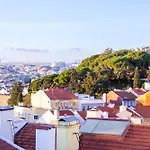 Sunny 2 Bedroom Balcony & Rooftop Views 아파트 리스본