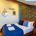 Sunny 2 Bedroom Balcony & Rooftop Views 리스본