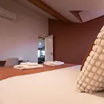 Sunny 2 Bedroom Balcony & Rooftop Views 아파트