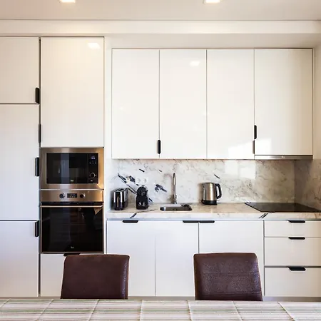 Sunny 2 Bedroom Balcony & Rooftop Views