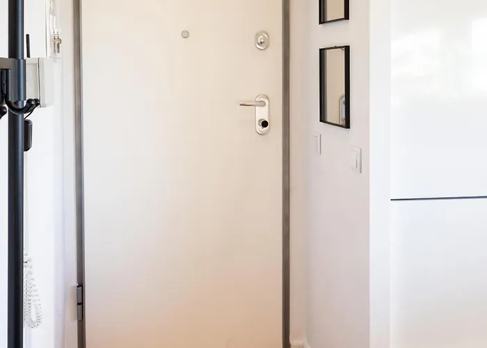 Apartment Sunny 2 Bedroom Balcony & Rooftop Views